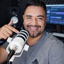 ENTRE BESOS Y CANCIONES